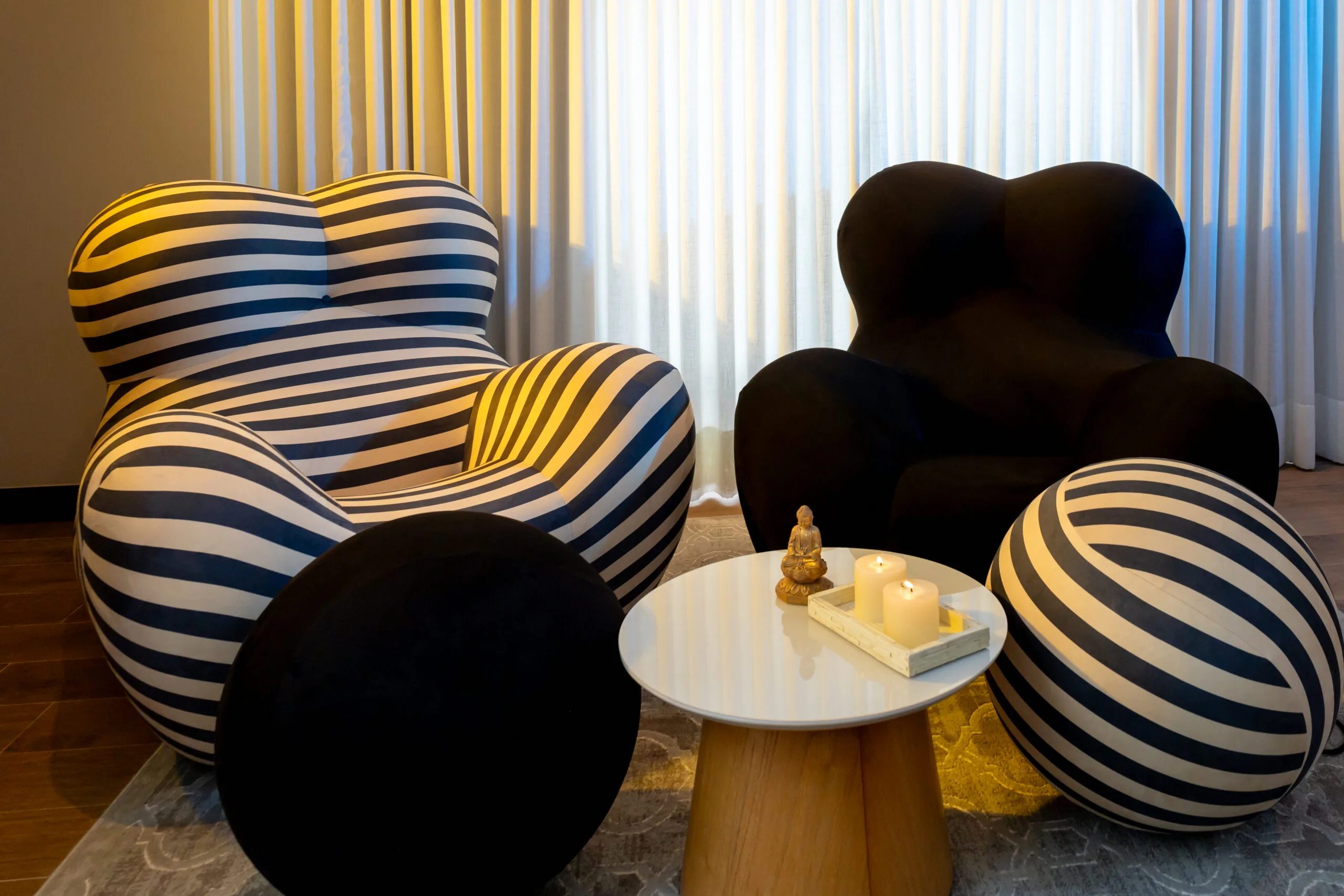 Poltrona UP5 La Mamma Com Puff Listrado Preto e Bege - Imagem 6