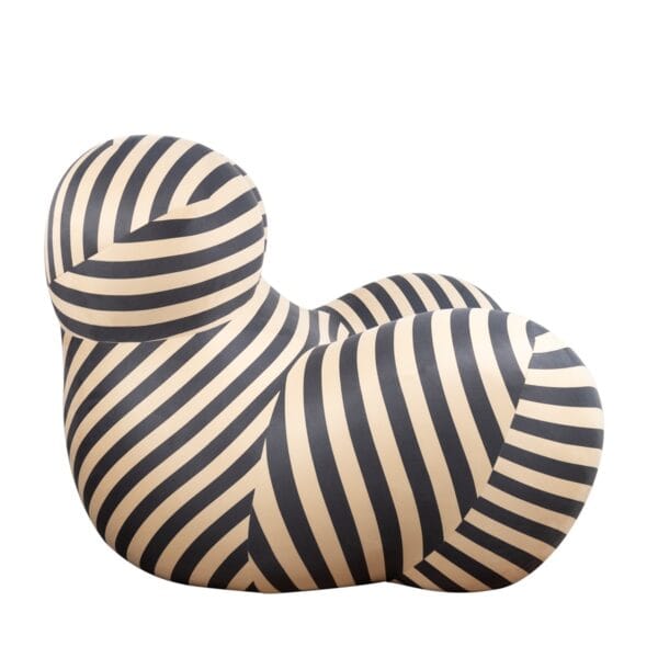 Poltrona UP5 La Mamma Com Puff Listrado Preto e Bege 8 Poltrona UP5 Donna Mamma Femminile Gaetano Pesce Listrada Preta e Bege 4